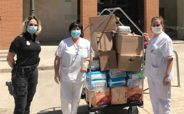 La Policía Nacional reparte 6.000 productos de material higiénico-sanitario en seis residencias