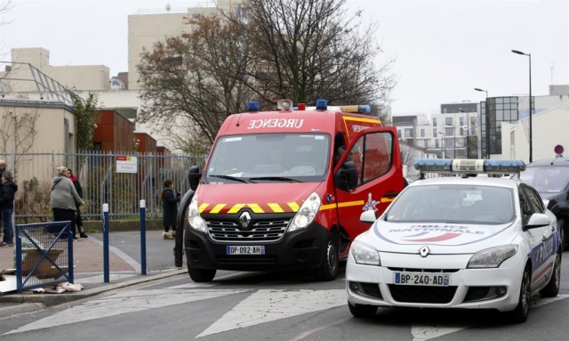 Un encapuchado apuñala a un profesor en Francia en nombre de Estado Islámico