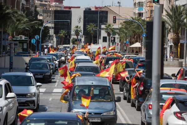 La caravana de vehículos de Vox se manifiesta en el centro de Alicante pidiendo la dimisión del Gobierno