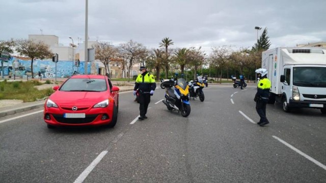La policía alicantina cierra dos bares por exceso de aforo y pone más de medio centenar de denuncias