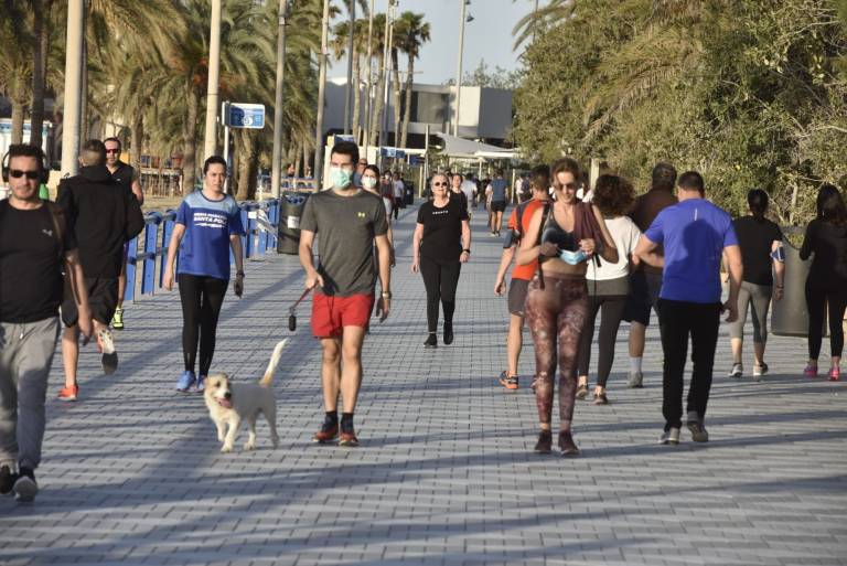 Sanidad flexibiliza los paseos: hasta diez personas en fase 1 y hasta 15 en fase dos
