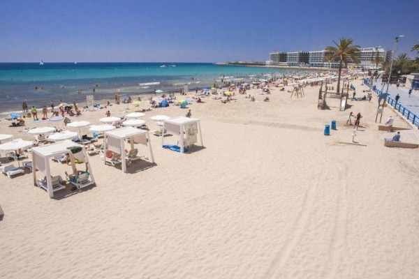 Casi un 82 % de los españoles hará turismo nacional pero descarta los tours, según un estudio