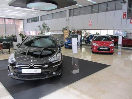 Los concesionarios aplican descuentos de hasta el 30% para animar las ventas
