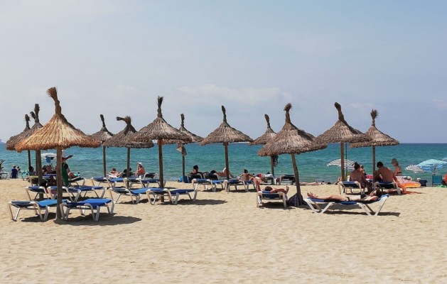 El protocolo de playas recomienda controlar aforos este verano y delimitar la zona de hamacas y sombrillas