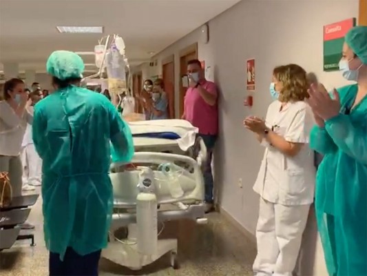 Un paciente de 74 abandona entre aplausos la UCI del Consuelo tras superar el covid-19