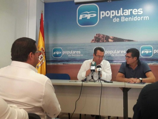 Toni Pérez presenta su candidatura y propicia la unión de las dos facciones del PP de Benidorm