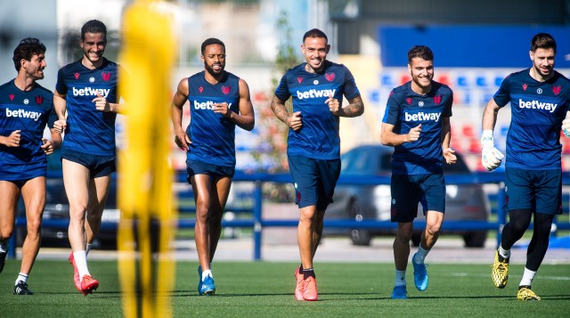 Catalán visita a la plantilla en la ciudad deportiva de Buñol