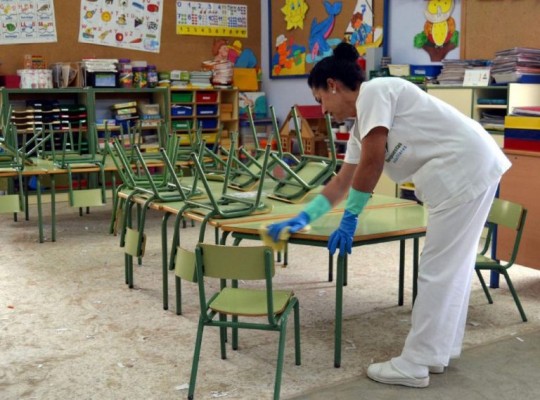 La principal adjudicataria del contrato de limpieza de colegios e institutos renuncia a sus cinco lotes