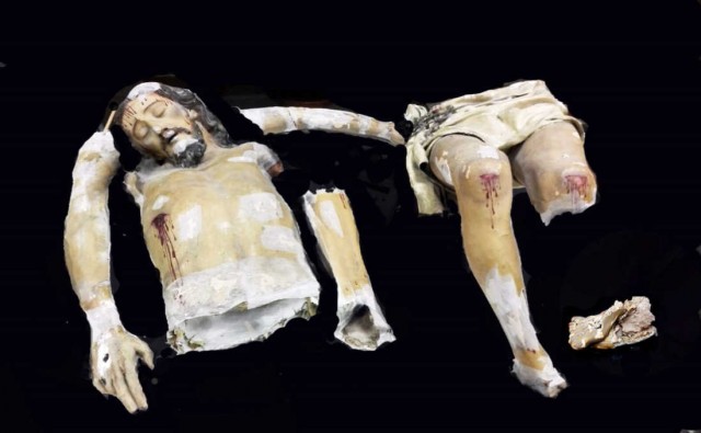Hecho un Cristo: la Universitat de València restaura una imagen dañada durante la guerra