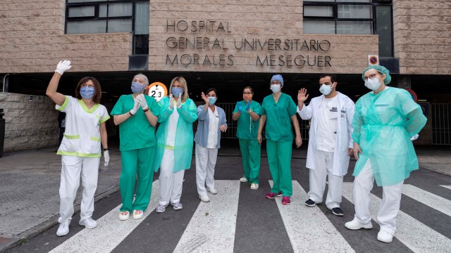 El coronavirus se ceba con el escudo sanitario: 500 contagiados, la mitad son enfermeros y auxiliares