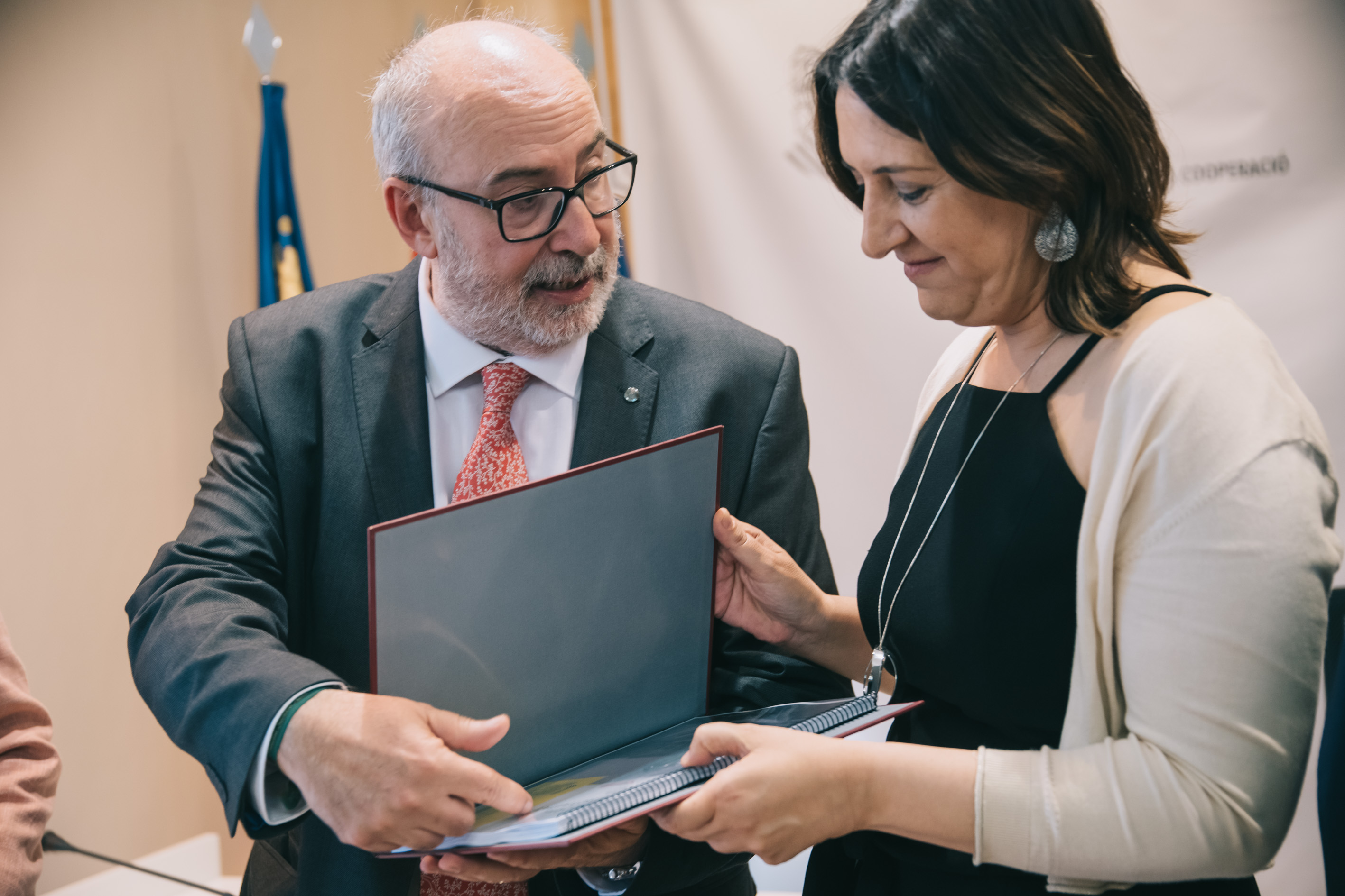 Rosa Pérez en la toma de posesión como consellera de Transparencia y su predecesor, Manuel Alcaraz. Foto: KIKE TABERNER - 