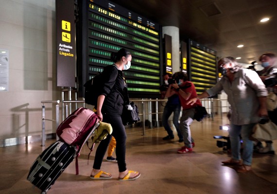 Unos 30 pasajeros llegan a València en el primer vuelo internacional de la desescalada