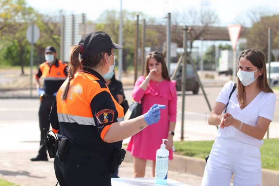 En el entorno del mercado se llevarán controles preventivos frente a la Covid-19, como se ha venido haciendo en el Mercado de la Fruta. (Foto: TONI LOSAS) - 