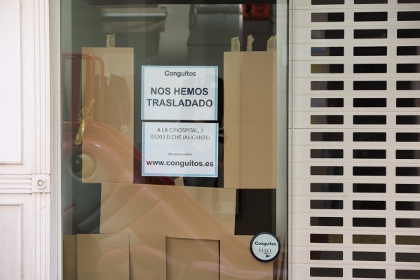 Conguitos consuma su marcha de Alicante tras el cierre por el virus y unifica sus tiendas en Elche
