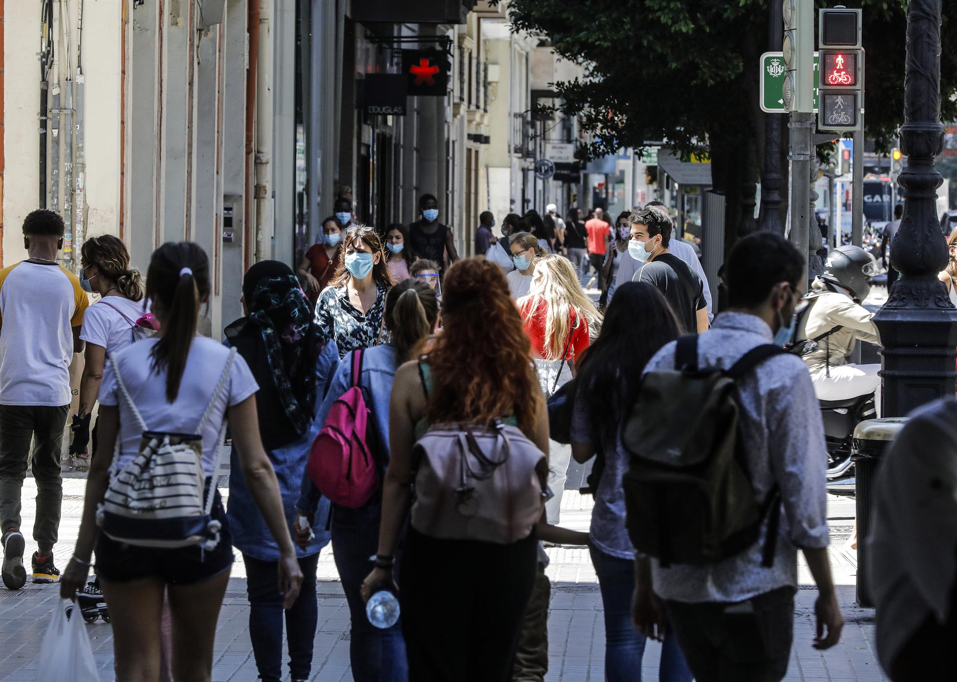 Varias personas caminan por una calle del centro de Valencia después de que el Ministerio de Sanidad autorizara a que la totalidad de la Comunidad Valenciana pasase en su conjunto a la fase 1 FOTO: ROBER SOLSONA, EP. - 