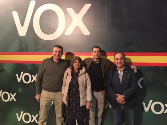 Los tres suspendidos de Vox exigen un 'cara a cara' con Abascal y avisan: irán a los tribunales 
