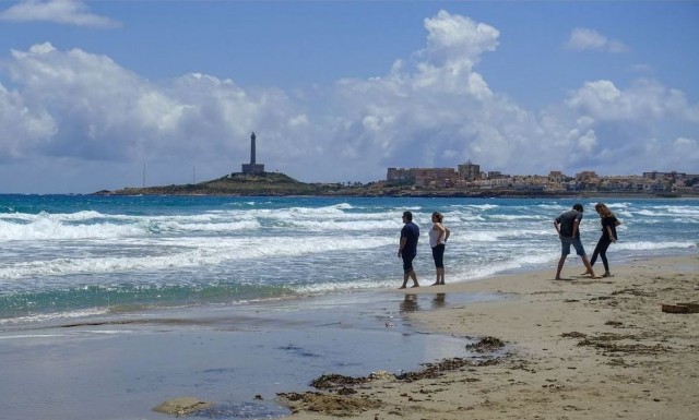 Los vecinos de La Manga seguirán con restricciones horarias por la continua llegada de visitantes
