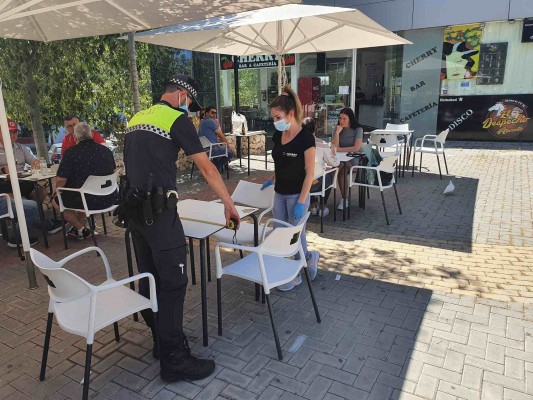 Las terrazas bullen en Alicante: un centenar de locales sin velador previo piden el permiso especial