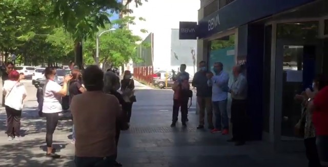 Los clientes aplauden a los empleados del BBVA de Oliva

