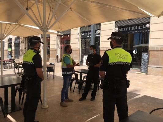 La Policía de Alicante sanciona a cuatro bares y clausura un velador por no respetar las distancias