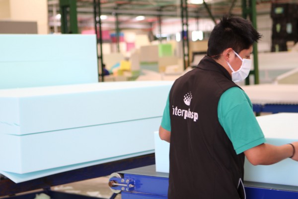 Una empresa de Yecla reparte 18.000 euros entre sus trabajadores para  consuman en el comercio local