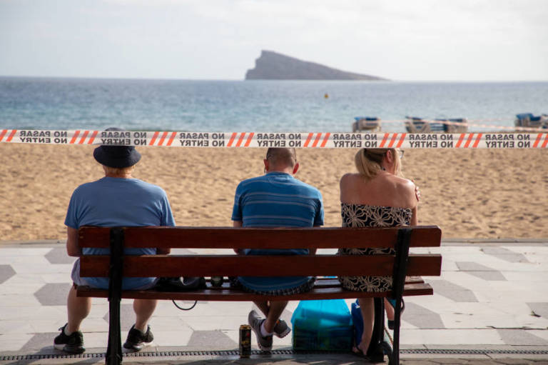  Primer día de repatriación de ingleses con el cierre de hoteles en Benidorm. Foto: PEPE OLIVARES.  - 
