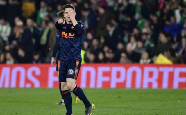 Real Betis: Gameiro tira un 'salvavidas' en el Villamarín y Rodrigo remata en Mestalla