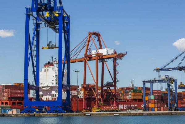 El Puerto de València se libra de la huelga tras pactar los estibadores con Noatum, MSC y Maersk