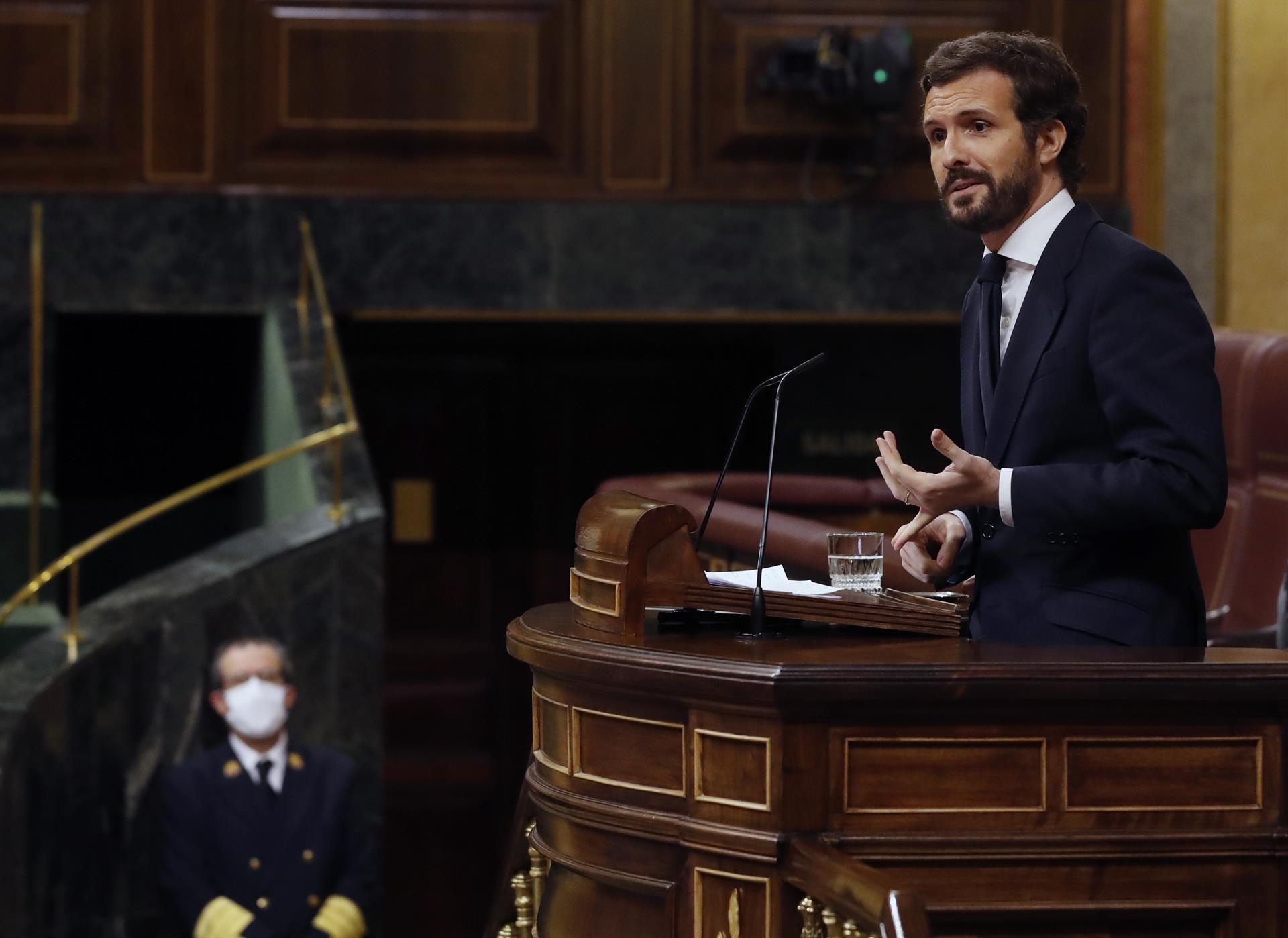 El líder del PP, Pablo Casado, interviene desde la tribuna durante el pleno del Congreso este miércoles donde se autorizará otra prórroga del estado de alarma solicitada por el Gobierno. - 