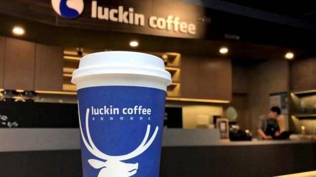 A Luckin Coffee, el 'Starbucks chino', lo echan del Nasdaq por falsear sus cuentas