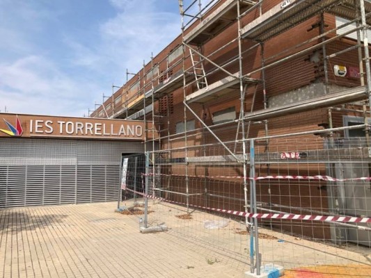 El Consell da diez días a la empresa quebrada de la fachada del IES Torrellano para que retire el andamiaje