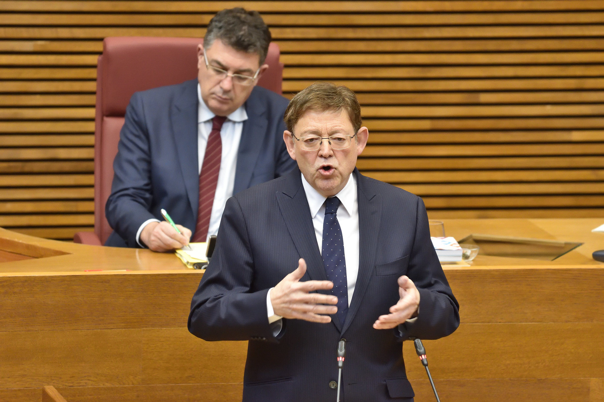 El tripartito y Vox aprueban que Puig vaya a Les Corts solo una vez al mes