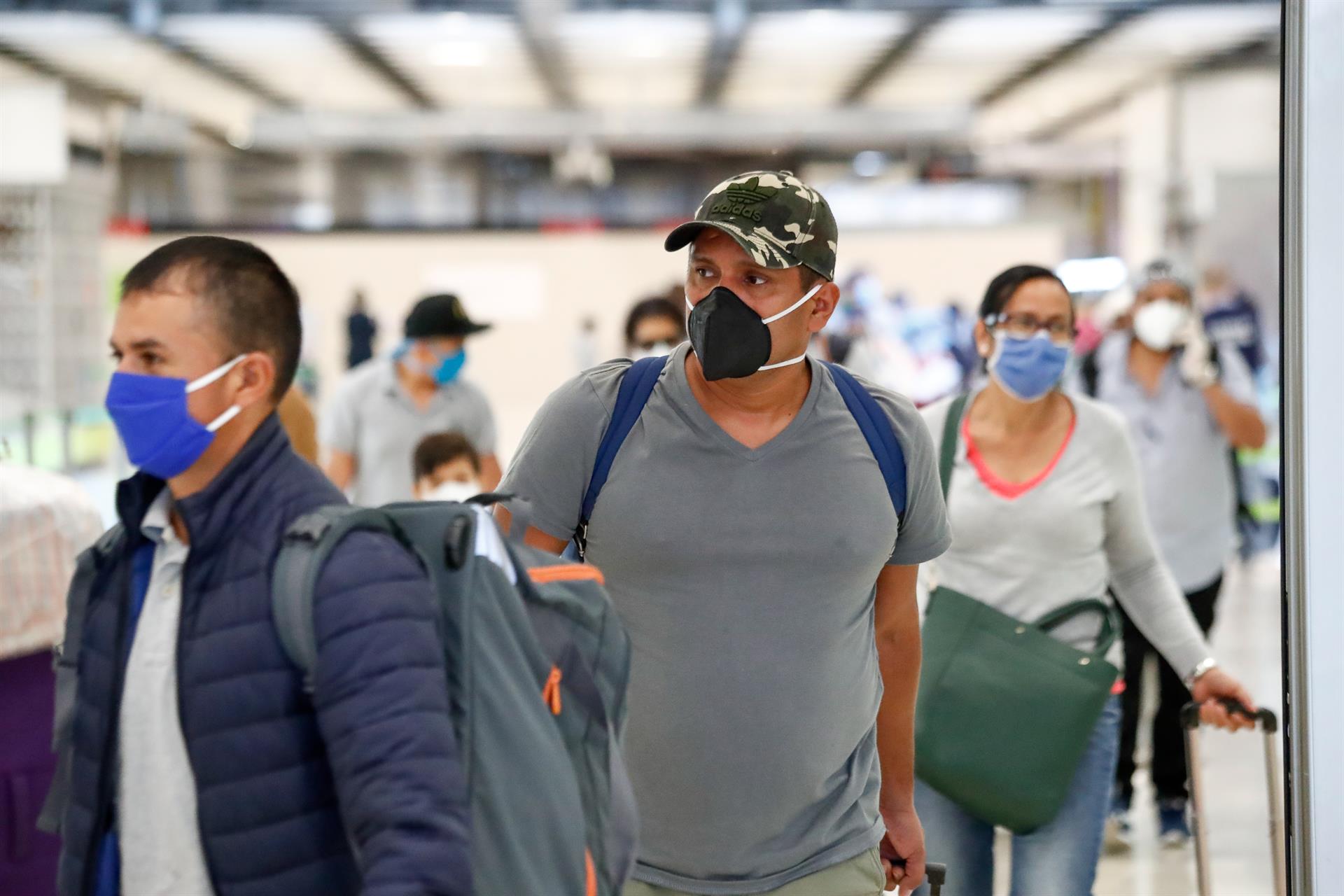 Varios pasajeros protegidos con mascarilla pasan los controles en la terminal 4 del Aeropuerto de Madrid-Barajas Adolfo Suárez Foto: Oscar J. Barroso / EP - 