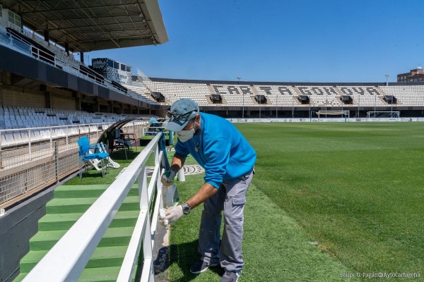 El ayuntamiento trabaja en desinfectar el estadio Cartagonova para la vuelta al trabajo del Cartagena