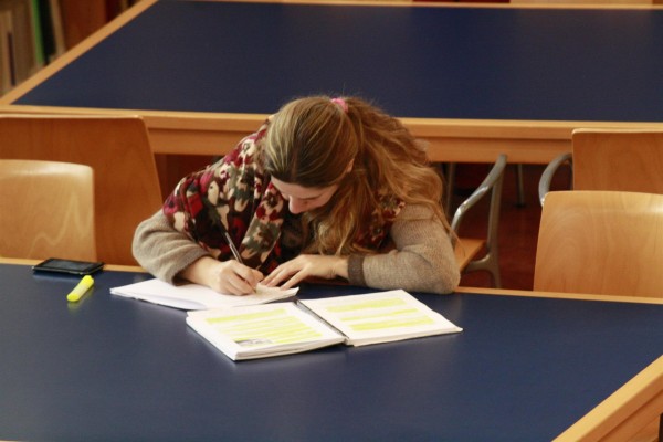 El Gobierno elimina el requisito académico para recibir becas, que se otorgarán por renta 