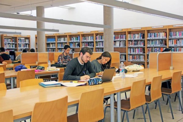 El Gobierno elimina el requisito académico para recibir becas: se otorgarán por la renta 