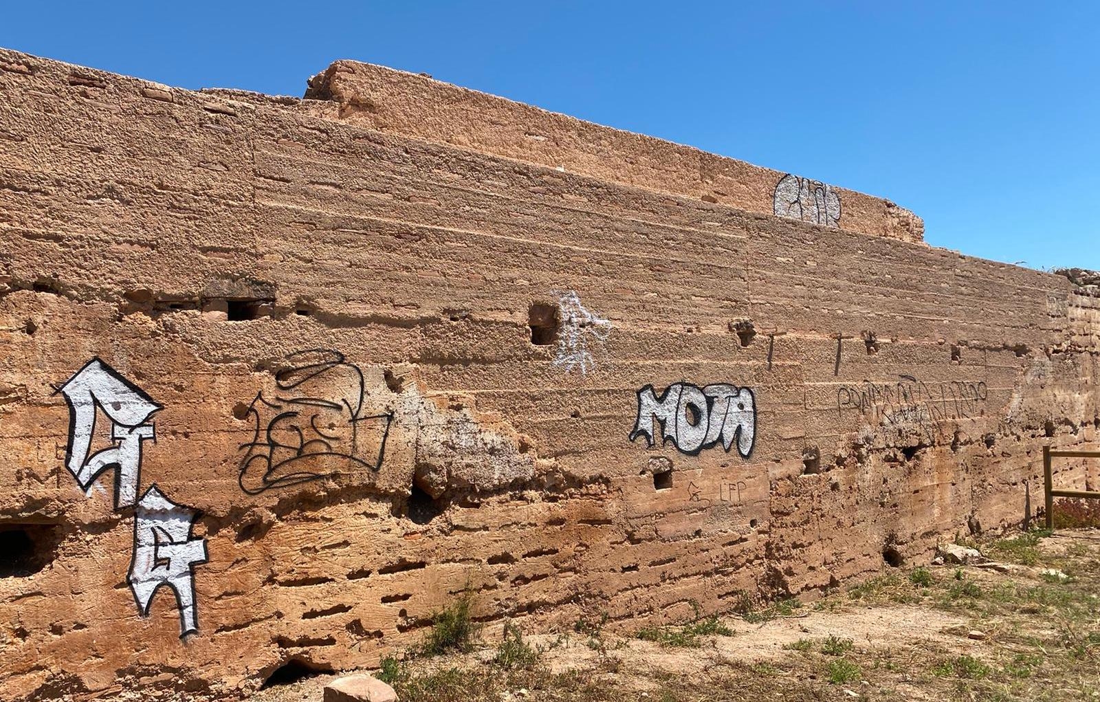 El Ayuntamiento de la Vilavella denuncia pintadas y grafitis en el castillo de la localidad