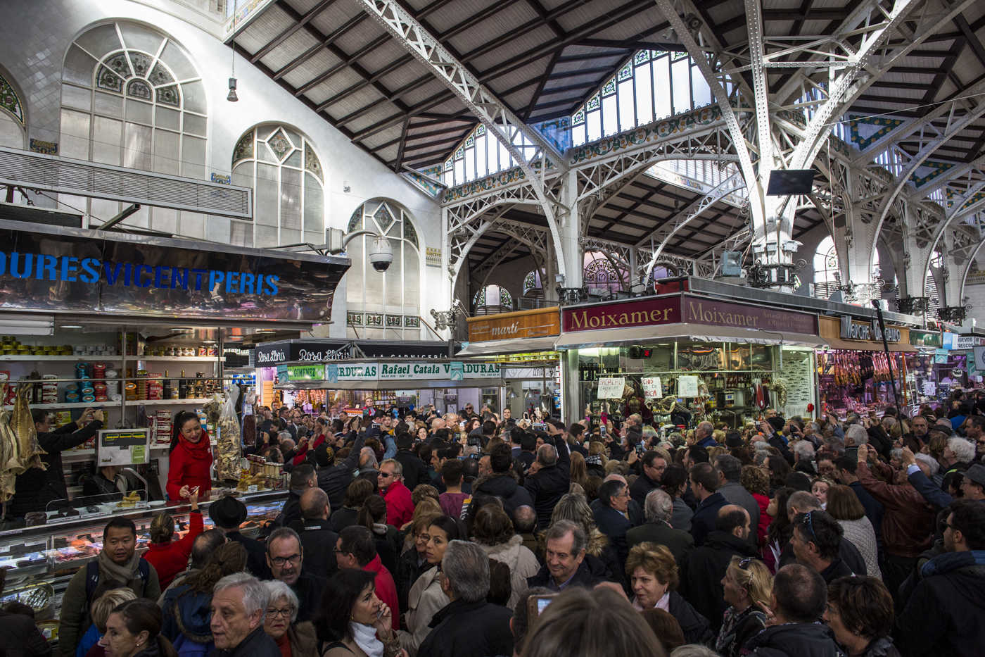 El Mercado Central de València, atestado durante una visita institucional. Foto: EVA MÁÑEZ. - 