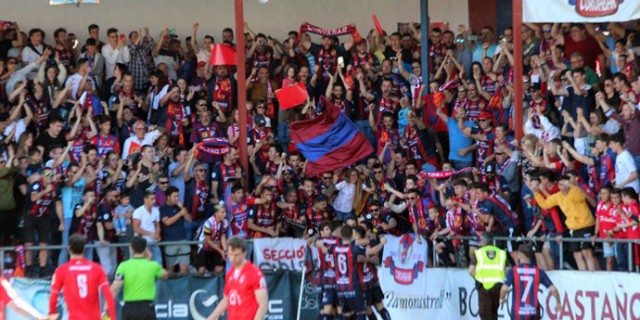 La afición del Yeclano vestirá de azulgrana los balcones de la localidad para el play off de ascenso