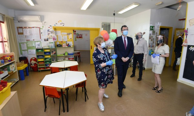 Pantallas protectoras para los 79 educadores de las escuelas infantiles de Murcia