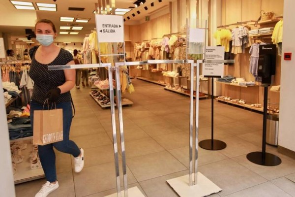 Inspectores de Consumo rastrean el comercio para vigilar por el cumplimiento de las normas