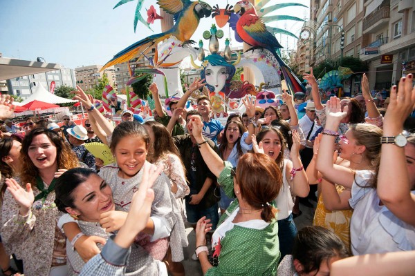 Sèneca triunfa en Especial por tercer año consecutivo con los loros de su 'Fiesta tropical'