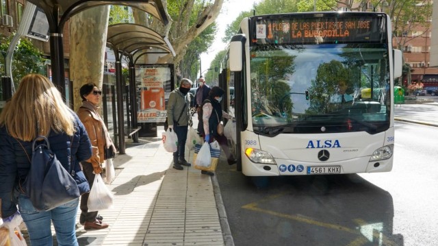 Los usuarios del autobús urbano suben un 40% en Cartagena y las líneas con más 'atasco' se duplican