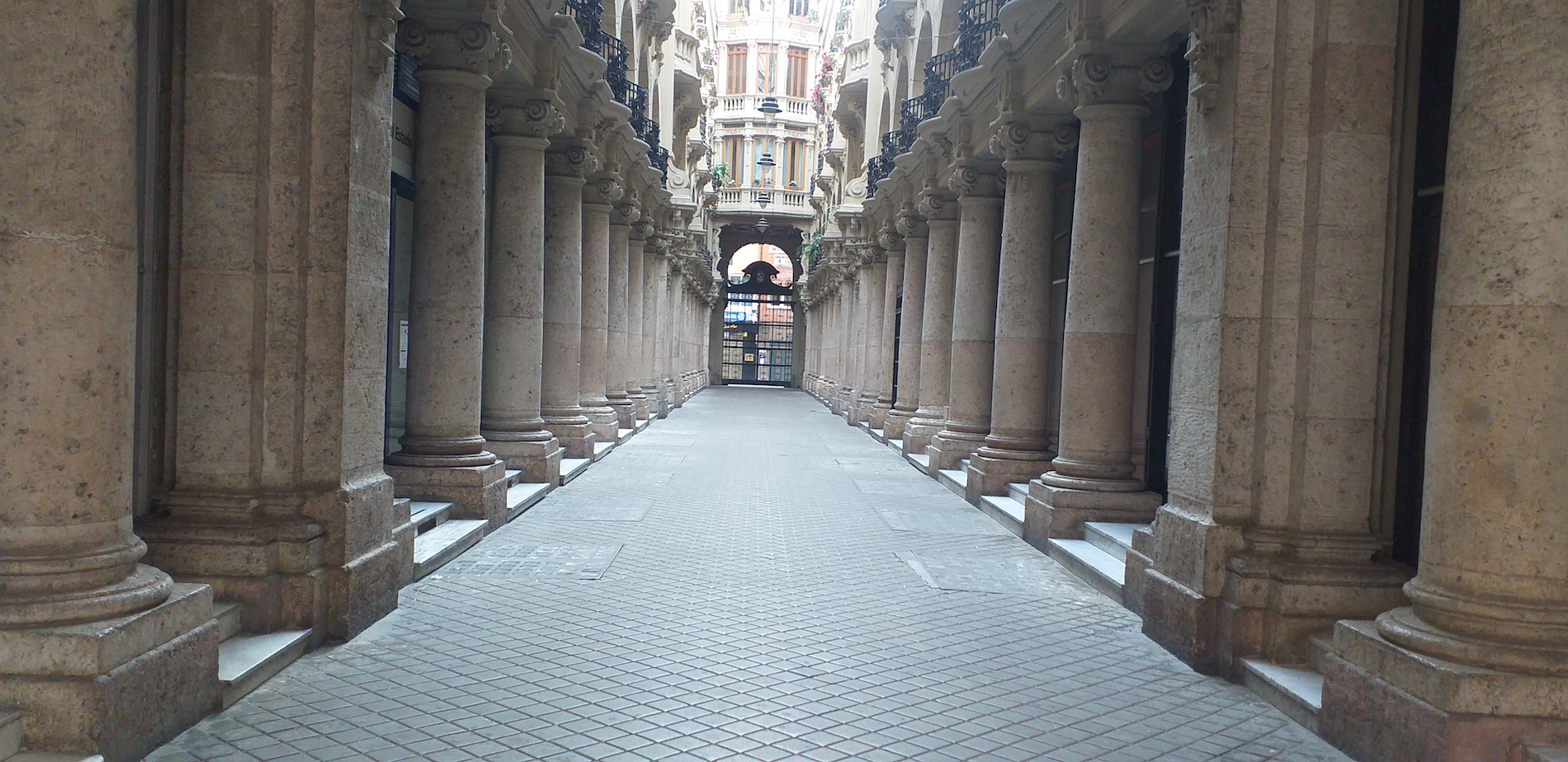 El pasaje de Lodares de Albacete, versión manchega de la galería Víctor Manuel II de Milán, permanece vacío el último día de la fase 0.  - 
