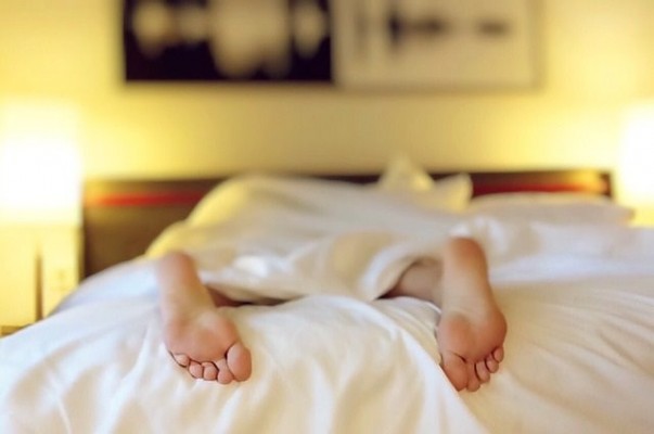 Dormir muy poco, o mucho, puede empeorar los síntomas del asma en los adultos

