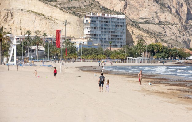 El Gobierno permitirá la apertura de piscinas con un 30% del aforo y el baño en playas en Fase 2
