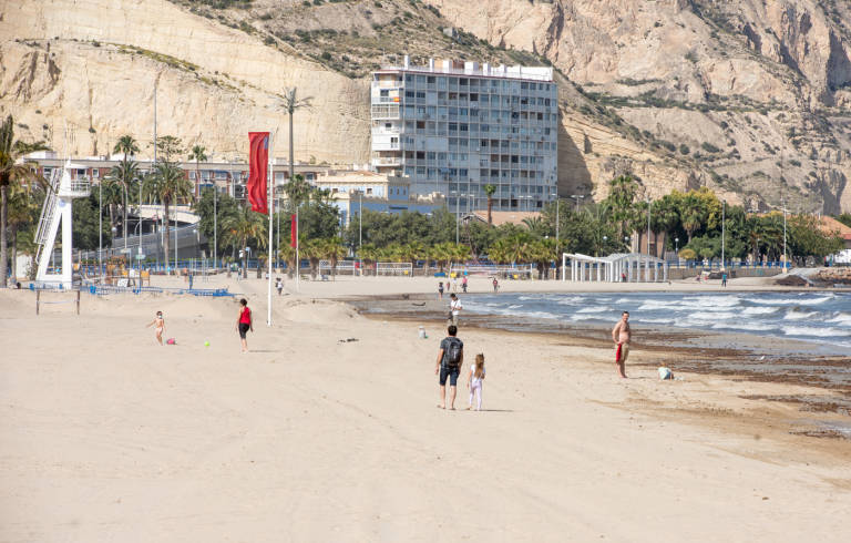 El Gobierno permitirá la apertura de piscinas con un 30% del aforo y el baño en playas en Fase 2
