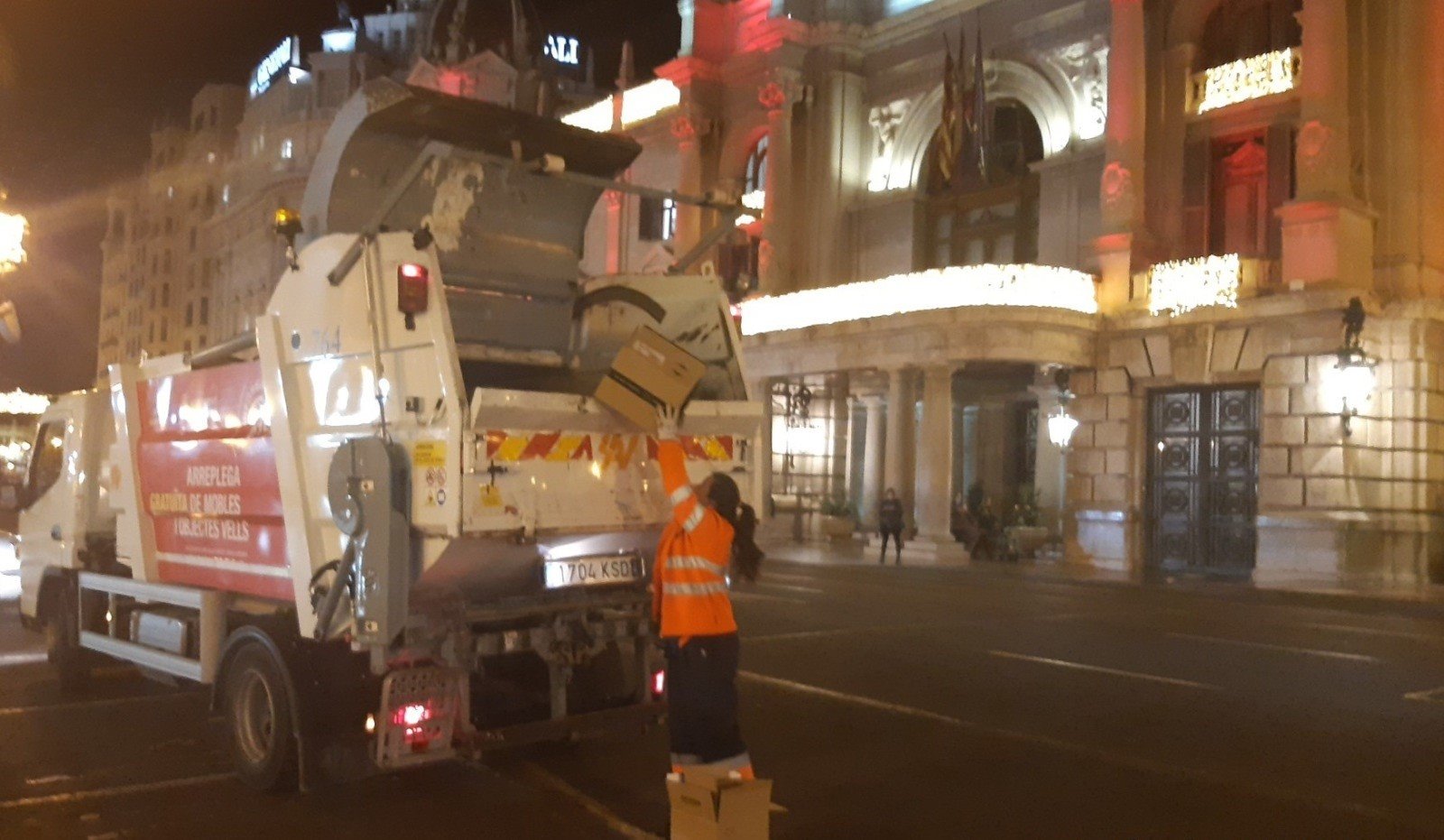 València prepara la vuelta de la recogida 'puerta a puerta' de cartón y residuos 