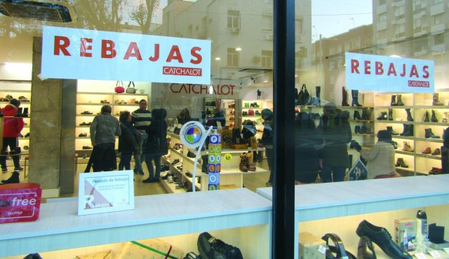 El Gobierno da marcha atrás y permite las rebajas, pero sin aglomeraciones, la caza y la pesca