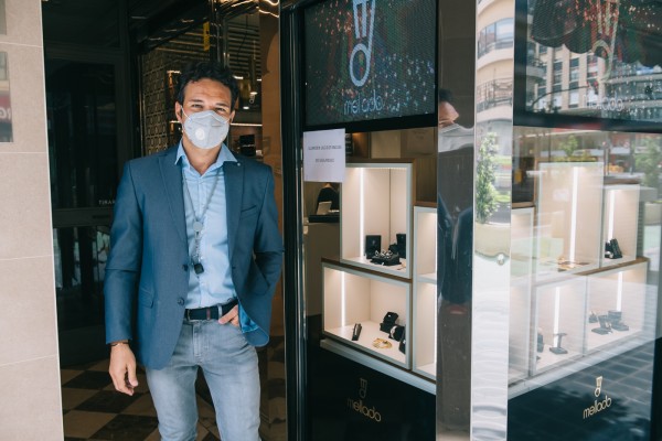 La otra crisis: vender las joyas para poder comer
